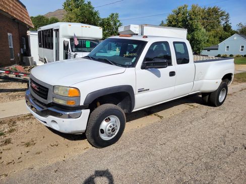 Used 2006 GMC Sierra 3500 W/T w/ Heavy-Duty Power Package image 6