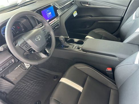 New 2026 Toyota Camry Hybrid FWD image 9