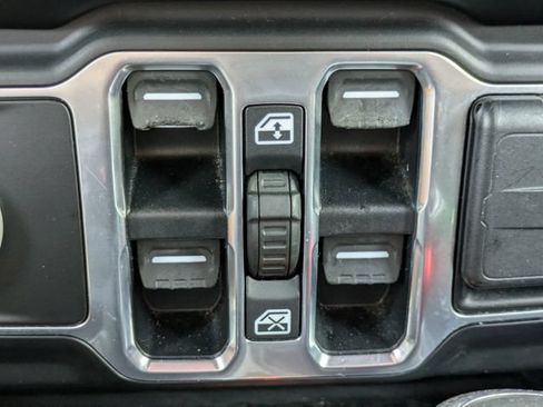 Used 2020 Jeep Wrangler Unlimited Sahara AWD/4WD image 23