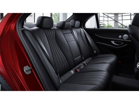 Used 2022 Mercedes-Benz E 350 4MATIC Sedan image 5