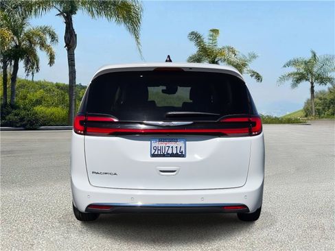 Certified 2023 Chrysler Pacifica Touring-L image 5