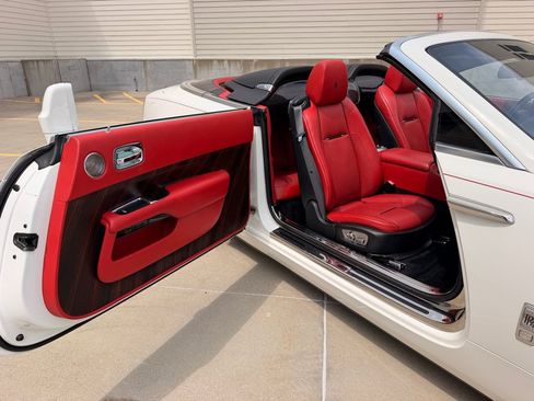 Used 2017 Rolls-Royce Dawn RWD image 25