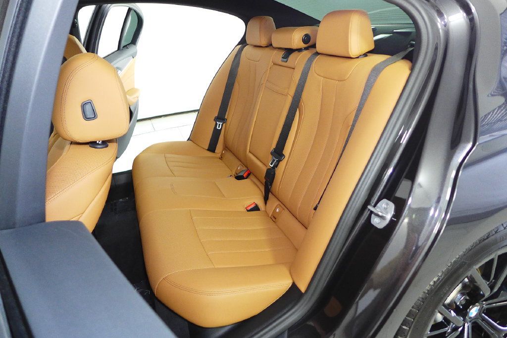 Used 2023 BMW 540i w/ M Sport Package RWD image 21