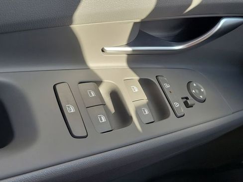 Used 2025 Hyundai Elantra SEL FWD image 16