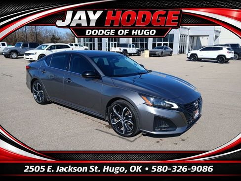 Used 2024 Nissan Altima 2.5 SR w/ SR Premium Package image 1