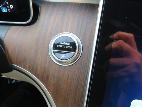 Used 2025 Mercedes-Benz C 300 4MATIC Sedan image 17