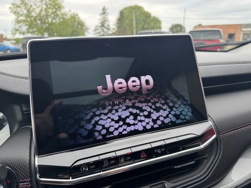 Used 2022 Jeep Compass Trailhawk w/ Sun and Sound Group AWD/4WD image 12