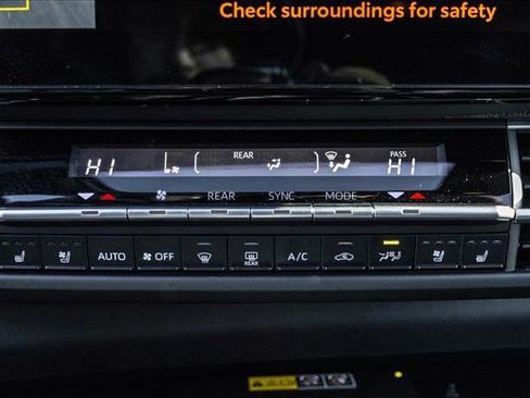 Used 2025 Toyota Sienna Platinum image 18