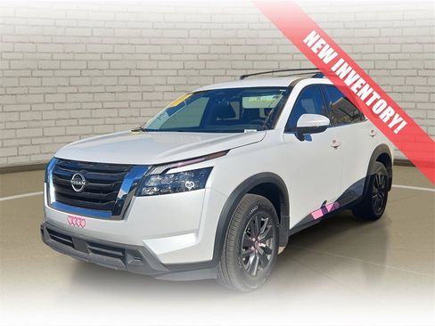 Used 2025 Nissan Pathfinder SV image 1