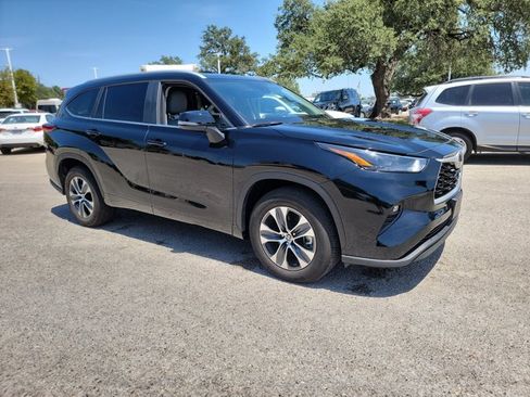 Used 2023 Toyota Highlander XLE FWD image 3