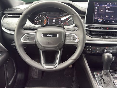 Used 2025 Jeep Compass Latitude AWD/4WD image 19