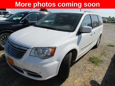 Used 2016 Chrysler Town & Country Touring FWD image 1