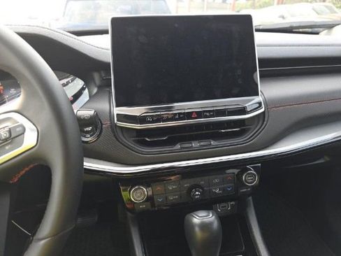 Used 2024 Jeep Compass Trailhawk image 9