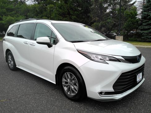 Used 2022 Toyota Sienna XLE AWD/4WD image 2
