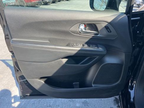 Used 2025 Chrysler Pacifica Select FWD image 25
