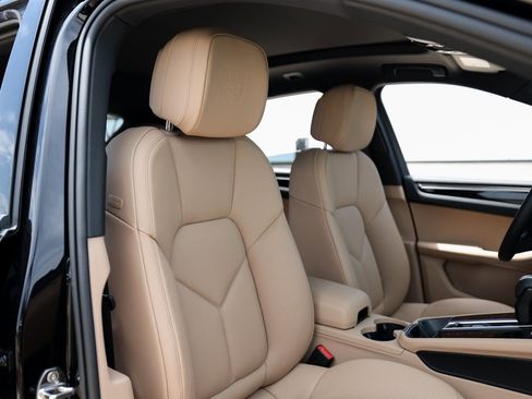 Certified 2025 Porsche Macan image 30