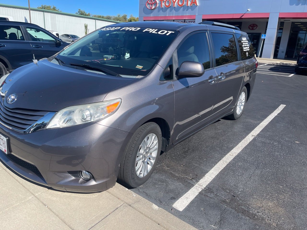 Used 2015 Toyota Sienna XLE Premium FWD image 1