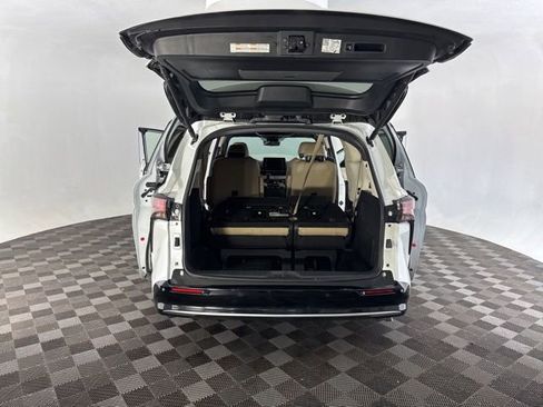 Used 2022 Toyota Sienna Limited image 17