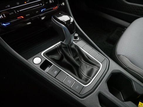 Certified 2025 Volkswagen Jetta SE image 24