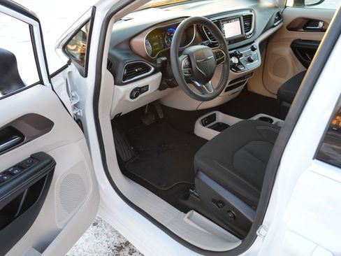 Used 2023 Chrysler Voyager LX image 16