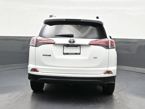 Used 2018 Toyota RAV4 LE FWD image 4