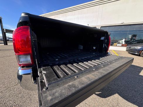 Used 2017 Toyota Tacoma TRD Off-Road image 9