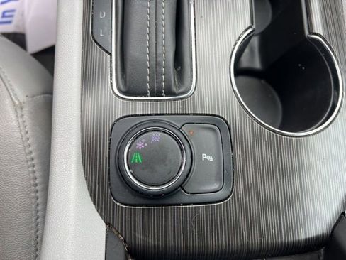 Used 2018 GMC Acadia SLT image 26