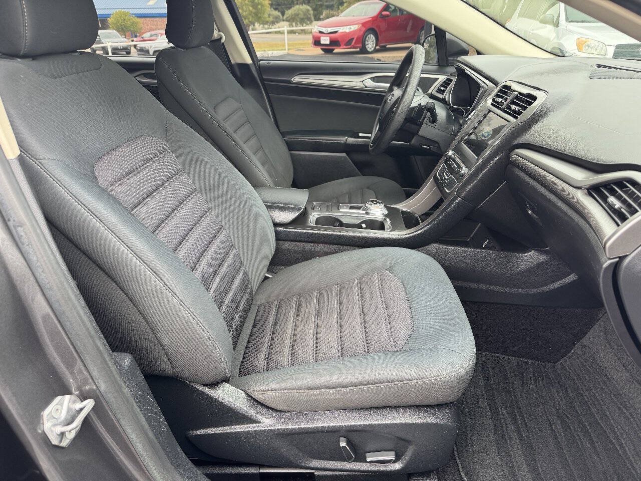 Used 2017 Ford Fusion SE w/ Fusion SE Technology Package FWD image 20