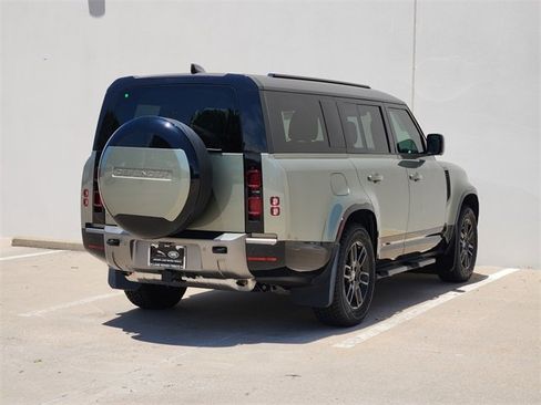 New 2025 Land Rover Defender 130 X-Dynamic SE image 4