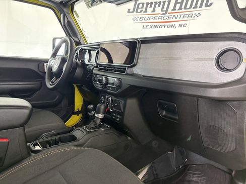 Used 2024 Jeep Gladiator Sport image 29