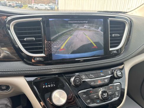 Used 2024 Chrysler Pacifica Limited image 39