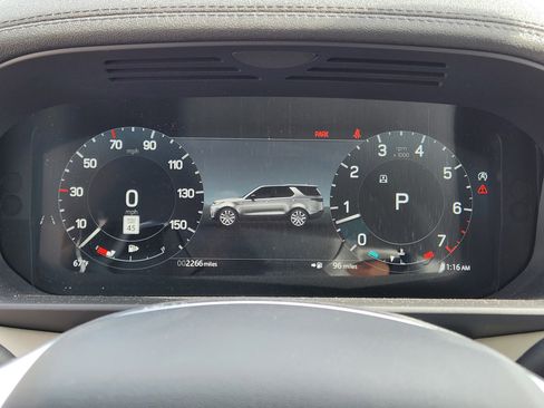 Used 2025 Land Rover Discovery S image 19