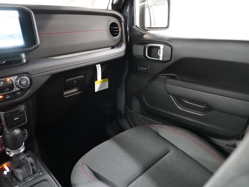 Used 2026 Jeep Gladiator Rubicon w/ Safety Group AWD/4WD image 14