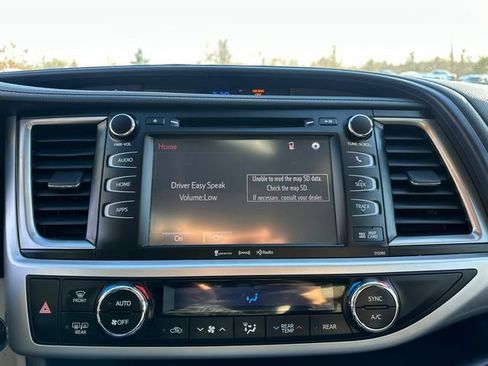 Certified 2019 Toyota Highlander XLE w/ Carpet Mat Package (TMS) image 36