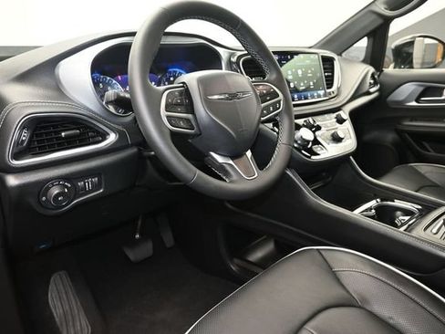Used 2026 Chrysler Pacifica Limited FWD image 8
