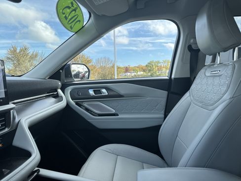 Certified 2025 Ford Explorer Platinum w/ Ultimate Package image 22