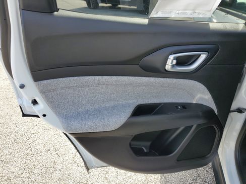 Used 2023 Jeep Compass Latitude image 12