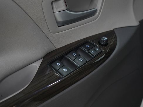 Used 2017 Toyota Sienna XLE w/ XLE Navigation Package AWD/4WD image 23