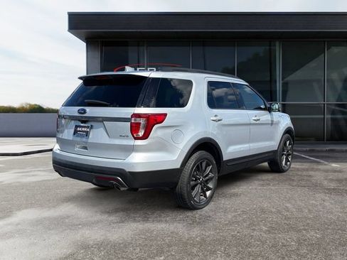 Used 2017 Ford Explorer XLT w/ Equipment Group 202A AWD/4WD image 5