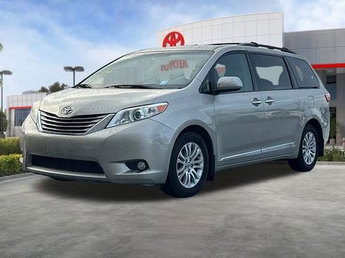 Used 2017 Toyota Sienna XLE image 2