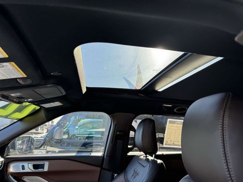 Used 2022 Ford Explorer King Ranch w/ Premium Technology Package image 26