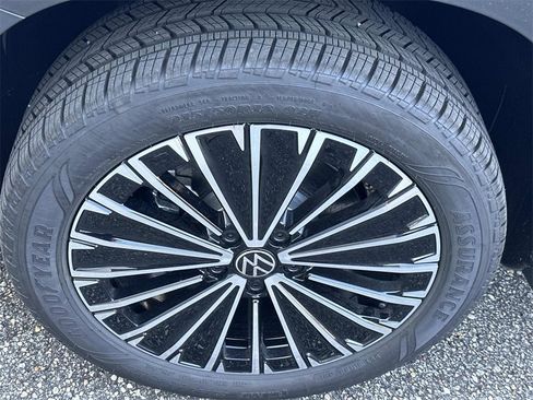 New 2025 Volkswagen Taos SE image 24