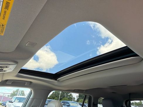 Used 2022 Toyota Highlander XLE AWD/4WD image 21