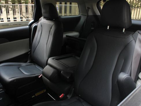 Used 2024 Kia Carnival LX FWD image 18