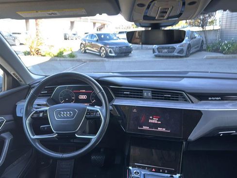 Used 2024 Audi Q8 e-tron Prestige w/ Prestige Package image 10