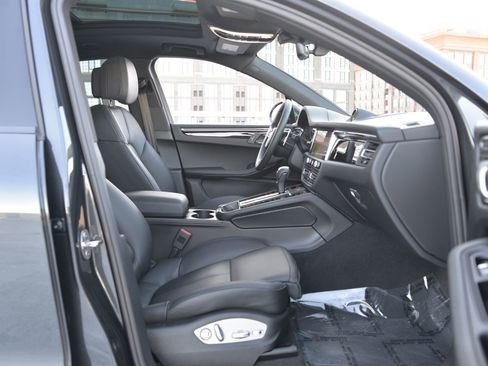 Certified 2025 Porsche Macan image 21