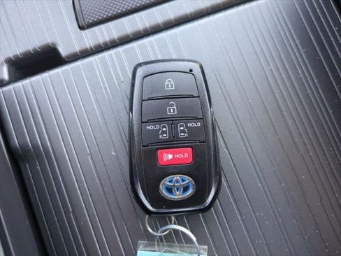 Certified 2025 Toyota Sienna LE image 25