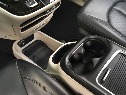 Used 2024 Chrysler Pacifica Touring-L FWD image 24