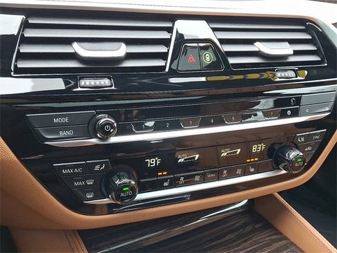 Used 2023 BMW M550i xDrive w/ Dynamic Handling Package image 17