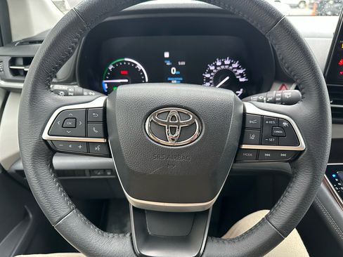 Used 2023 Toyota Sienna XLE image 9
